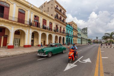 Havana, Küba - 14 Mayıs 2019: Canlı ve parlak güneşli bir sabah sırasında güzel Eski Havana City sokaklarında Klasik Eski Araba.