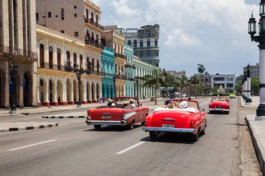 Havana, Küba - 19 Mayıs 2019: Canlı ve parlak güneşli bir günde Eski Havana Şehrinin sokaklarında Klasik Eski Amerikan Arabası.