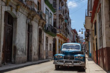 Havana, Küba - 19 Mayıs 2019: Canlı ve parlak güneşli bir günde Eski Havana Şehrinin sokaklarında Klasik Eski Amerikan Arabası.