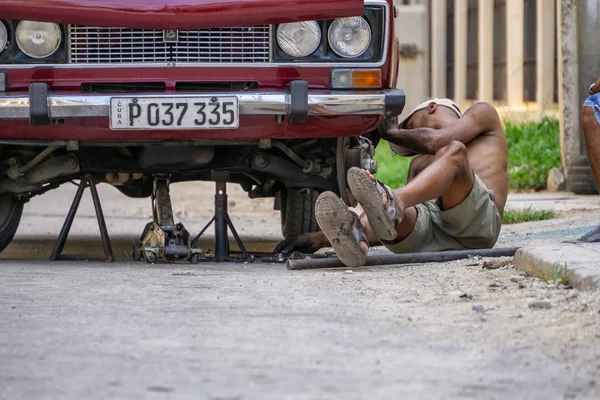 古巴哈瓦那 2019年5月17日 在炎热的晴天 肮脏的古巴汽车机械师在哈瓦那老城的街道上在车下工作 — 图库照片