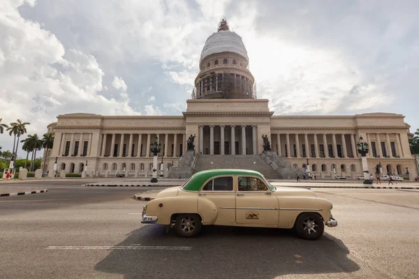 Havana Cuba Maio 2019 Carro Táxi Velho Clássico Nas Ruas — Fotografia de Stock