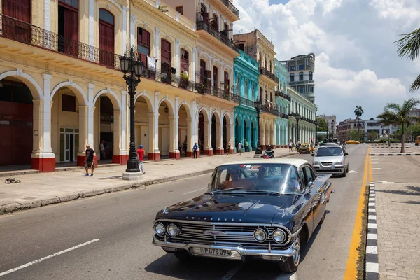 ハバナ キューバ 2019年5月19日 活気に満ちた明るい晴れた日の間に旧ハバナ市の通りで古典的な古いアメリカの車 — ストック写真