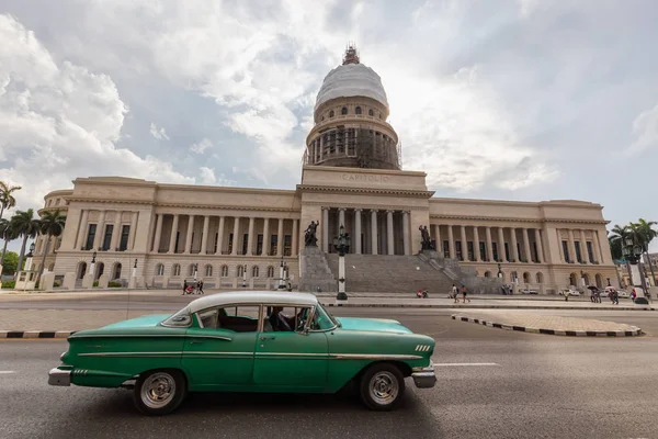 古巴哈瓦那 2019年5月14日 在阳光明媚的早晨 美丽的哈瓦那老城的街道上的经典老出租车 图库图片