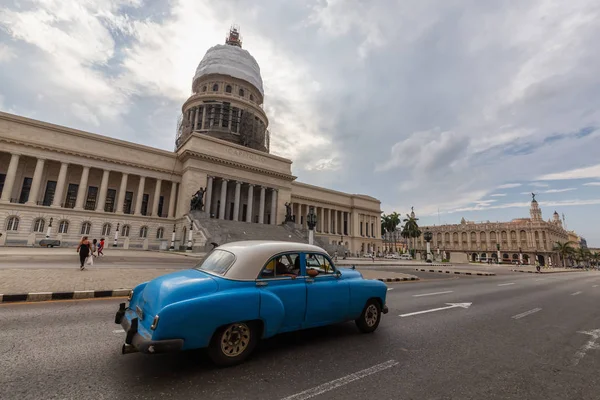 古巴哈瓦那 2019年5月14日 在阳光明媚的早晨 美丽的哈瓦那老城的街道上的经典老出租车 免版税图库照片
