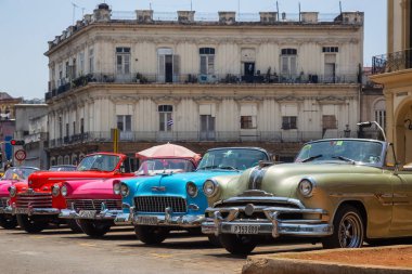 Havana, Küba - 19 Mayıs 2019: Canlı ve parlak güneşli bir günde Eski Havana Şehrinin sokaklarında Klasik Eski Amerikan Arabası.