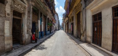 Havana, Küba - 19 Mayıs 2019: Eski Havana City, Küba'nın başkenti, aydınlık ve güneşli bir gün boyunca dezavantajlı yerleşim mahallepanoramik Sokak görünümü.