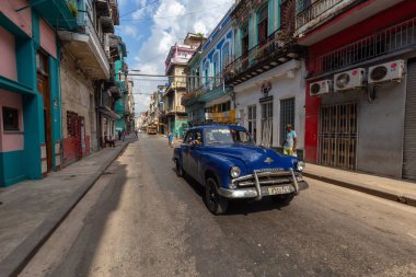 Havana, Küba - 14 Mayıs 2019: Canlı ve parlak güneşli bir sabah sırasında Eski Havana City sokaklarında Klasik Eski Taksi Arabası.
