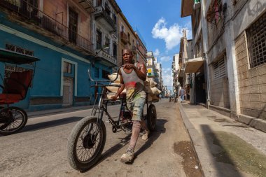 Havana, Küba - 14 Mayıs 2019: Sıcak güneşli bir günde Eski Havana Şehrinin sokaklarında işçi olarak çalışan adam.