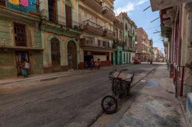 Havana, Küba - 14 Mayıs 2019: Eski Havana Şehrinin Sokak manzarası, Küba'nın başkenti, aydınlık ve güneşli bir günde.
