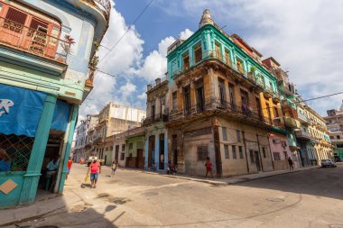 Havana, Küba - 14 Mayıs 2019: Eski Havana City, Küba'nın başkenti, aydınlık ve güneşli bir günde dezavantajlı evlerin Sokak görünümü.