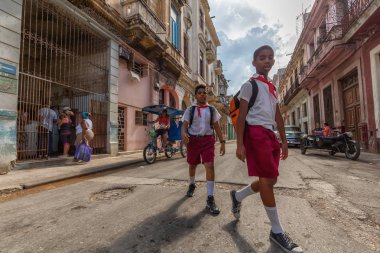 Havana, Küba - 14 Mayıs 2019: Hareketli ve parlak güneşli bir günde Eski Havana City'nin sokağında Kübalı genç okul öğrencileri.