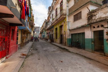 Havana, Küba - 14 Mayıs 2019: Eski Havana City, Küba'nın başkenti, aydınlık ve güneşli bir günde dezavantajlı evlerin Sokak görünümü.