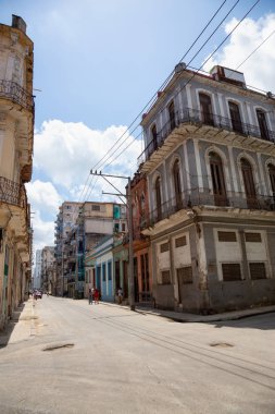 Havana, Küba - 19 Mayıs 2019: Eski Havana Şehrinin Güzel Sokak manzarası, Küba'nın başkenti, aydınlık ve güneşli bir günde.