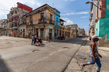 Havana, Küba - 14 Mayıs 2019: Eski Havana City, Küba'nın başkenti, aydınlık ve güneşli bir günde dezavantajlı evlerin Sokak görünümü.