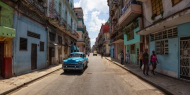 Havana, Küba - 19 Mayıs 2019: Eski Havana City, Küba'nın başkenti, aydınlık ve güneşli bir gün boyunca dezavantajlı yerleşim mahallepanoramik Sokak görünümü.