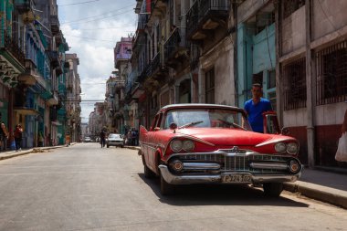 Havana, Küba - 19 Mayıs 2019: Canlı ve parlak güneşli bir günde Eski Havana Şehrinin sokaklarında Klasik Eski Amerikan Arabası.