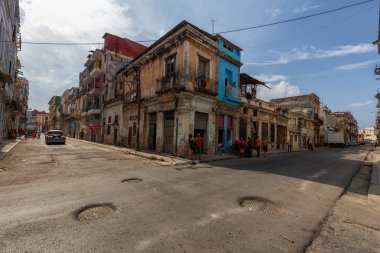 Havana, Küba - 14 Mayıs 2019: Eski Havana City, Küba'nın başkenti, aydınlık ve güneşli bir günde dezavantajlı evlerin Sokak görünümü.