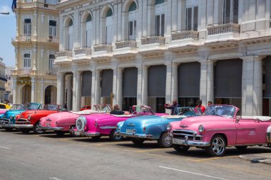 Havana, Küba - 19 Mayıs 2019: Canlı ve parlak güneşli bir günde Eski Havana Şehrinin sokaklarında Klasik Eski Amerikan Arabası.