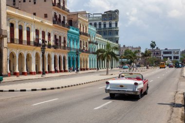 Havana, Küba - 19 Mayıs 2019: Canlı ve parlak güneşli bir günde Eski Havana Şehrinin sokaklarında Klasik Eski Amerikan Arabası.