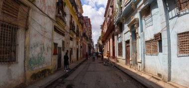 Havana, Küba - 19 Mayıs 2019: Eski Havana City, Küba'nın başkenti, aydınlık ve güneşli bir gün boyunca dezavantajlı yerleşim mahallepanoramik Sokak görünümü.