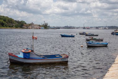 Havana, Küba - 19 Mayıs 2019: Aydınlık ve güneşli bir günde arka planda liman bulunan marinada küçük balıkçı tekneleri.