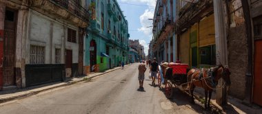 Havana, Küba - 19 Mayıs 2019: Eski Havana City, Küba'nın başkenti, aydınlık ve güneşli bir gün boyunca dezavantajlı yerleşim mahallepanoramik Sokak görünümü.