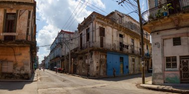 Havana, Küba - 19 Mayıs 2019: Eski Havana City, Küba'nın başkenti, aydınlık ve güneşli bir gün boyunca dezavantajlı yerleşim mahallepanoramik Sokak görünümü.