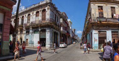 Havana, Küba - 19 Mayıs 2019: Eski Havana City, Küba'nın başkenti, aydınlık ve güneşli bir gün boyunca dezavantajlı yerleşim mahallepanoramik Sokak görünümü.