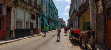 Havana, Küba - 19 Mayıs 2019: Eski Havana City, Küba'nın başkenti, aydınlık ve güneşli bir gün boyunca dezavantajlı yerleşim mahallepanoramik Sokak görünümü.