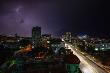 Küba'nın başkenti Havana'nın havadan görünümü, gece Aydınlatma ile Dramatik Bir Fırtına sırasında.