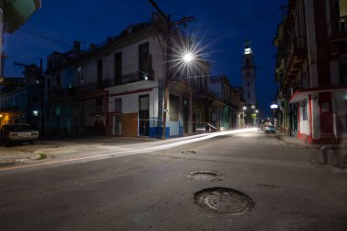 Gün batımından sonra gece saatlerinde, Küba'nın başkenti Eski Havana'daki yerleşim bölgesinin sokak görünümü.