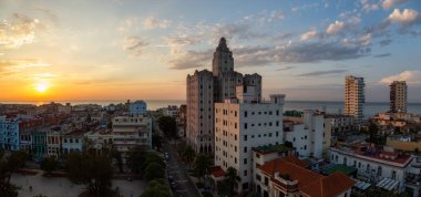 Havana City Havadan Panoramik görünümü, Küba'nın başkenti, renkli bulutlu gün batımı sırasında.
