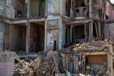 Bulutlu ve güneşli bir günde Küba'nın başkenti Eski Havana'da kırılan ve yıkılmış konutların görünümü.