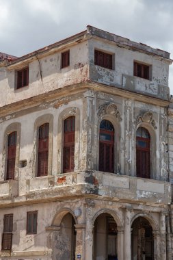 Bulutlu ve güneşli bir günde Küba'nın başkenti Eski Havana'daki eski evlerin görünümü.