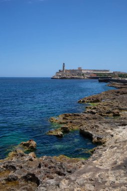Hareketli güneşli bir günde Küba'nın başkenti Eski Havana'daki Deniz Feneri'nin güzel manzarası.