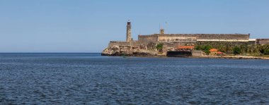 Hareketli güneşli bir günde Küba'nın başkenti Eski Havana'daki Deniz Feneri'nin güzel Panoramik manzarası.