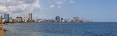 Güneşli ve bulutlu bir günde Küba'nın başkenti Eski Havana Şehrinin panoramik manzarası.