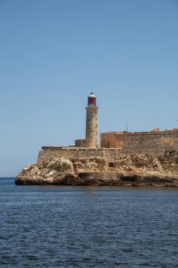 Hareketli güneşli bir günde Küba'nın başkenti Eski Havana'daki Deniz Feneri'nin güzel manzarası.