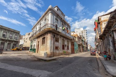 Havana, Küba - 14 Mayıs 2019: Eski Havana City, Küba'nın başkenti, aydınlık ve güneşli bir günde dezavantajlı evlerin Sokak görünümü.