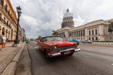 Havana, Küba - 14 Mayıs 2019: Canlı ve parlak güneşli bir sabah sırasında güzel Eski Havana City sokaklarında Klasik Eski Taksi Arabası.