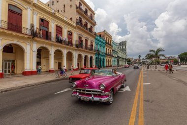 Havana, Küba - 14 Mayıs 2019: Canlı ve parlak güneşli bir sabah sırasında güzel Eski Havana City sokaklarında Klasik Eski Taksi Arabası.