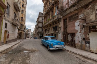Havana, Küba - 14 Mayıs 2019: Bulutlu bir günde güzel Eski Havana Şehrinin sokaklarında Klasik Eski Araba.