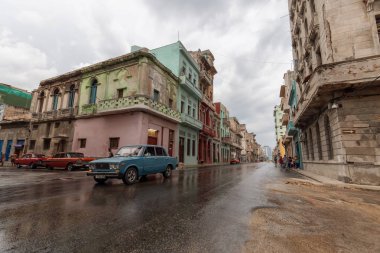Havana, Küba - 14 Mayıs 2019: Yağmurlu bir günde güzel Eski Havana Şehrinin sokaklarında Klasik Eski Araba.