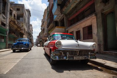Havana, Küba - 19 Mayıs 2019: Canlı ve parlak güneşli bir günde Eski Havana Şehrinin sokaklarında Klasik Eski Amerikan Arabası.