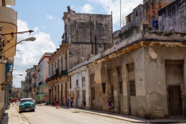 Havana, Küba - 19 Mayıs 2019: Eski Havana Şehrinin Güzel Sokak manzarası, Küba'nın başkenti, aydınlık ve güneşli bir günde.