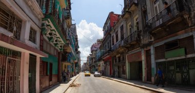 Havana, Küba - 19 Mayıs 2019: Eski Havana City, Küba'nın başkenti, aydınlık ve güneşli bir gün boyunca dezavantajlı yerleşim mahallepanoramik Sokak görünümü.
