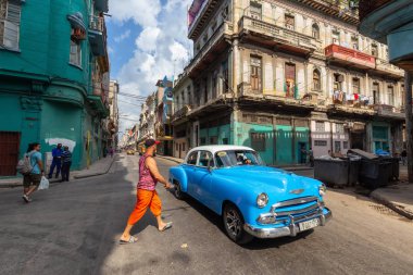 Havana, Küba - 14 Mayıs 2019: Canlı ve parlak güneşli bir sabah sırasında Eski Havana City sokaklarında Klasik Eski Taksi Arabası.