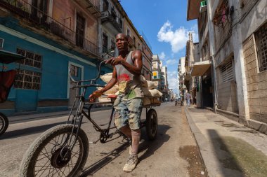Havana, Küba - 14 Mayıs 2019: Sıcak güneşli bir günde Eski Havana Şehrinin sokaklarında işçi olarak çalışan adam.