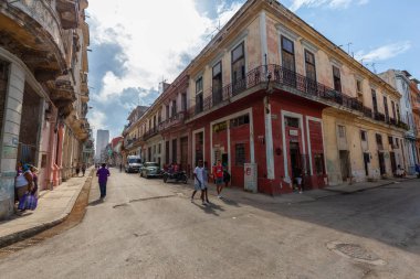 Havana, Küba - 14 Mayıs 2019: Eski Havana City, Küba'nın başkenti, aydınlık ve güneşli bir gün boyunca dezavantajlı konutların sokak görünümü.