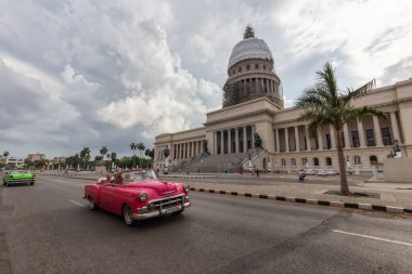 Havana, Küba - 14 Mayıs 2019: Canlı ve parlak güneşli bir sabah sırasında güzel Eski Havana City sokaklarında Klasik Eski Taksi Arabası.